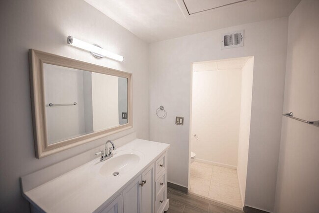 Building Photo - 641 Executive Center Dr