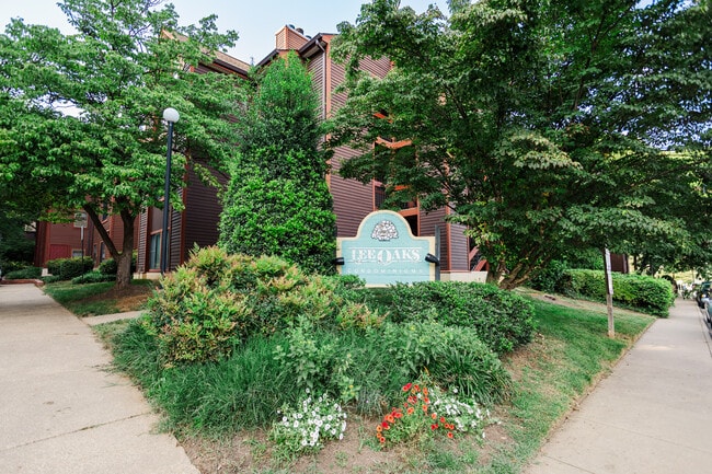 Building Photo - 2815 Lee Oaks Ct