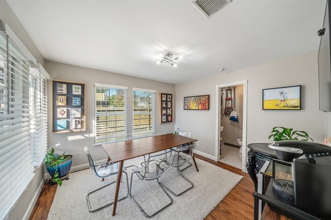 Building Photo - 2009 N Durham Dr