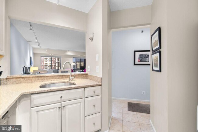 Building Photo - 900 N Stafford St