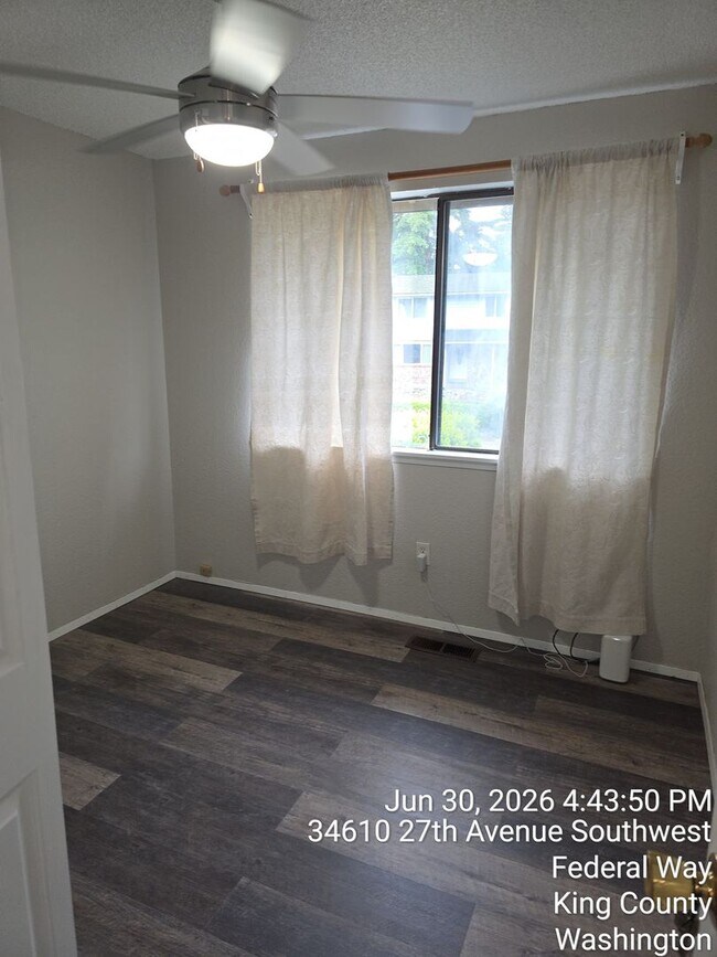 Building Photo - Federal way split level home - 3 bedrooms 2 bathrooms, AC, RV parking, EV Chargers and more, Avai...
