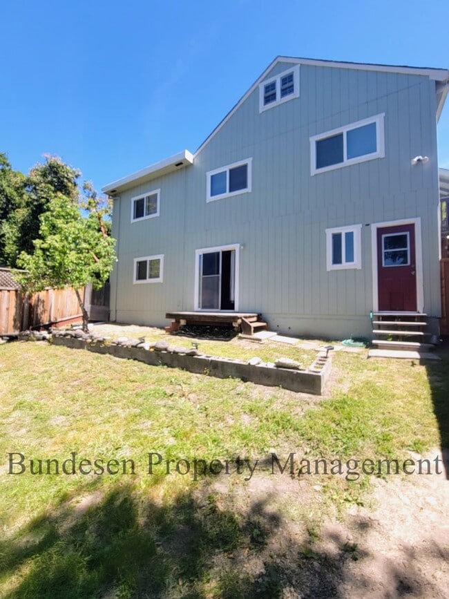 Building Photo - Spacious Westside 5BR Home in Petaluma - E...