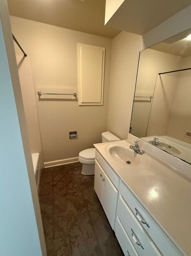 Building Photo - 200 Ridgeway Dr