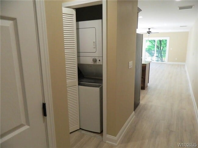 Building Photo - 417 Center St