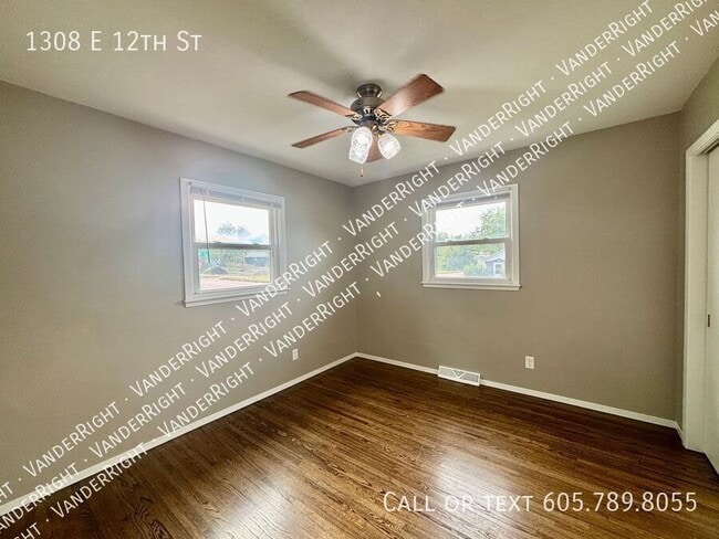 Building Photo - 1308 E 12th St