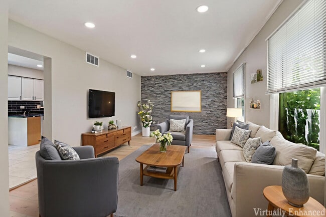 Building Photo - 2208 Kensington Dr