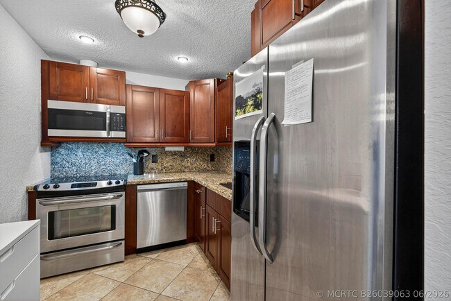 Building Photo - 6457 Bay Club Dr