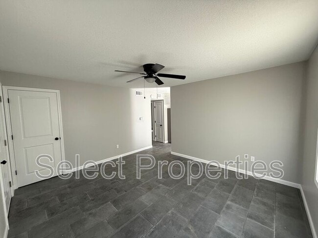 Building Photo - 2215 Hurst Ln