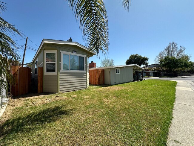 Building Photo - Newer West Sac Home