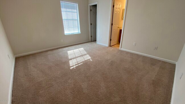 Building Photo - 565 Scrub Jay Dr