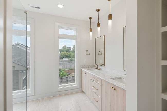 Building Photo - Stunning End Unit Townhome in Salemtown