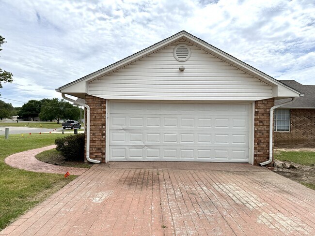 Building Photo - 427 N Rockford Pl