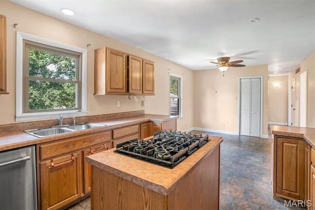 Building Photo - 305 E 3rd St