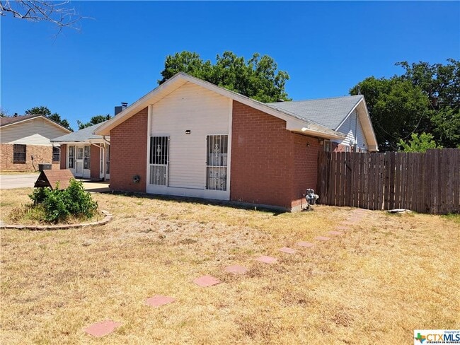 Building Photo - 2308 Lily Dr