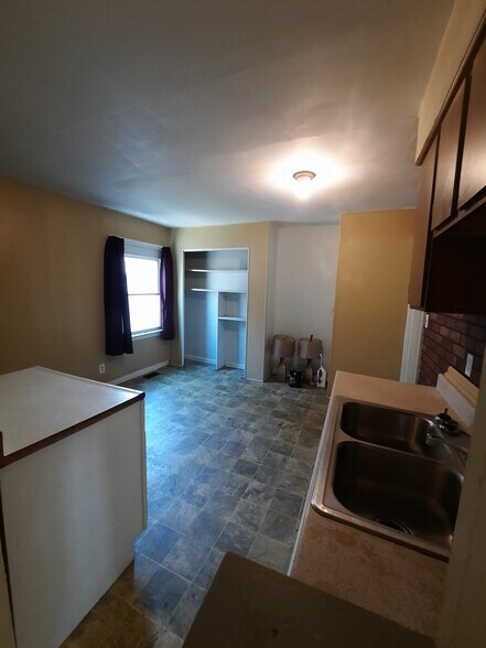 Kitchen - 3007 Penway Ave