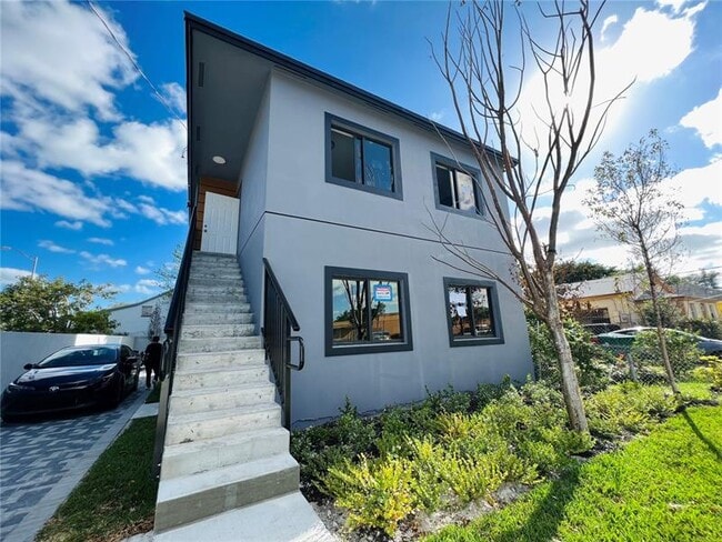 Building Photo - 1704 NW 69th Ter