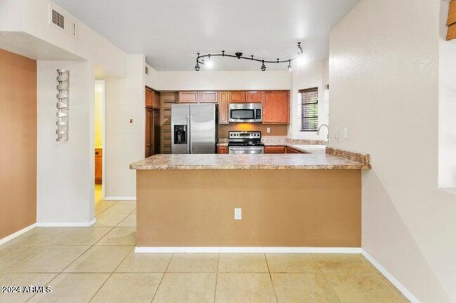 Building Photo - 1446 E Grovers Ave