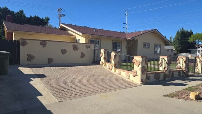 Building Photo - House for Rent