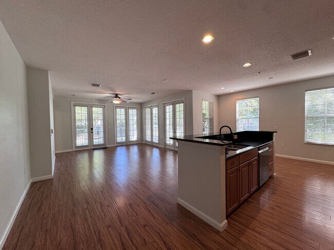 Building Photo - Bright and Inviting 3 bedroom, 2 Bath Condo in Desirable Baldwin Park