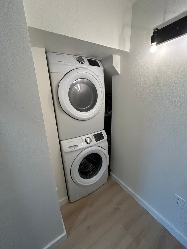 Building Photo - 2050 Roosevelt Ave