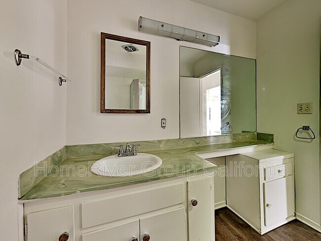 Building Photo - 11 W Delta Green