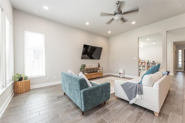 Building Photo - 15215 Holloway Hls Trl
