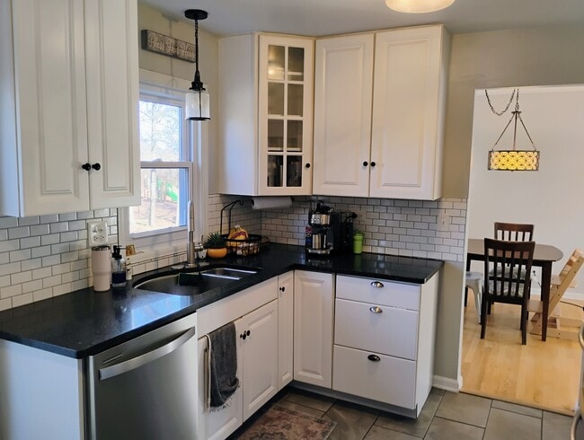 Building Photo - 4958 Oak Ln