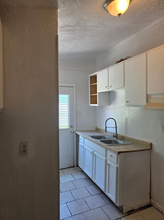 Building Photo - LIMITED TIME**NO APPLICATION FEE**1/2 OFF ...
