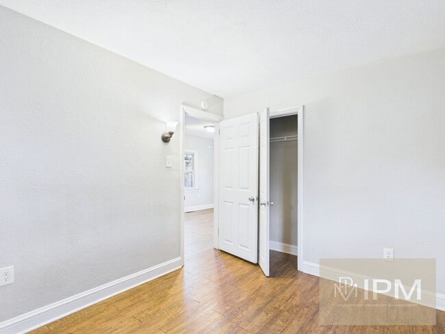 Building Photo - Available Now!!  Charming 2 Bed, 1 Bath Ho...