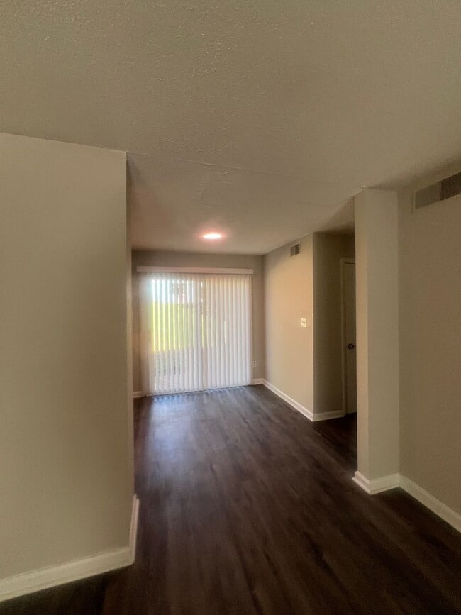 Building Photo - 1 bedroom/ 1 bathroom condo for ONLY $1050...