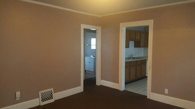 Building Photo - 1133-1135 N Main St