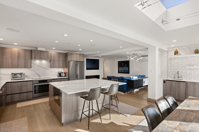 Building Photo - 447 E Cooper Ave