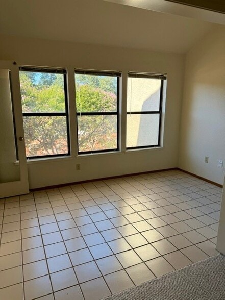 Building Photo - 1422 S Villa Way