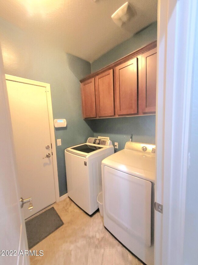 Building Photo - 19350 W Oregon Ave