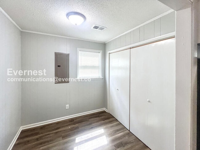 Building Photo - 605 Blaine Dr SW