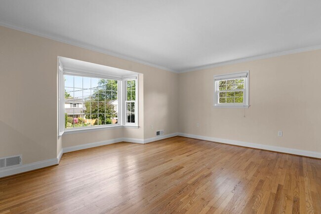 Building Photo - 3 Bed 2.5 Bath - Bethesda Split Level Single Family - Move In Ready