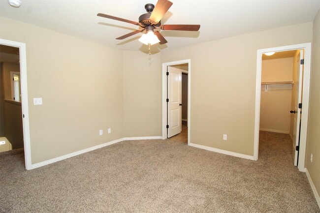 Building Photo - 656 N Longfellow Ln