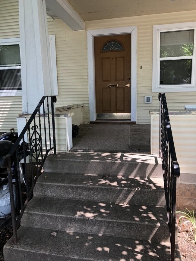 Building Photo - 3 Bed 1 Bath near UWEC! Available June 1st!