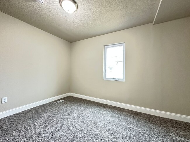 Building Photo - 2 Bedroom Fully Remodeled Home Ogden Iowa