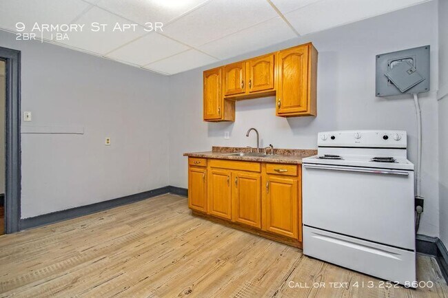 Building Photo - 9 Armory St