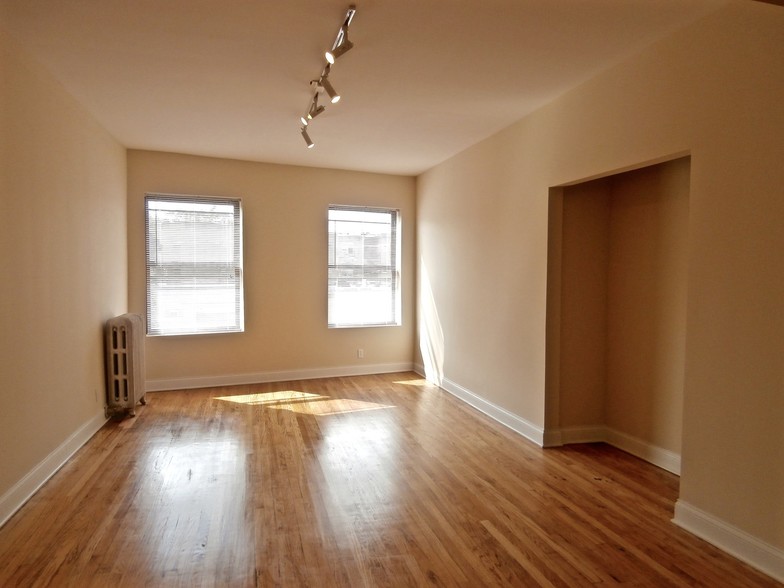 Building Photo - 6703 N Clark St