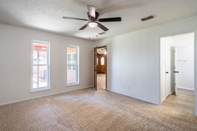 Building Photo - 1523 Doe Ln