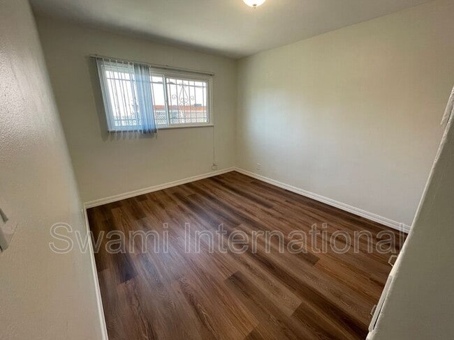 Building Photo - 724 W 80th St