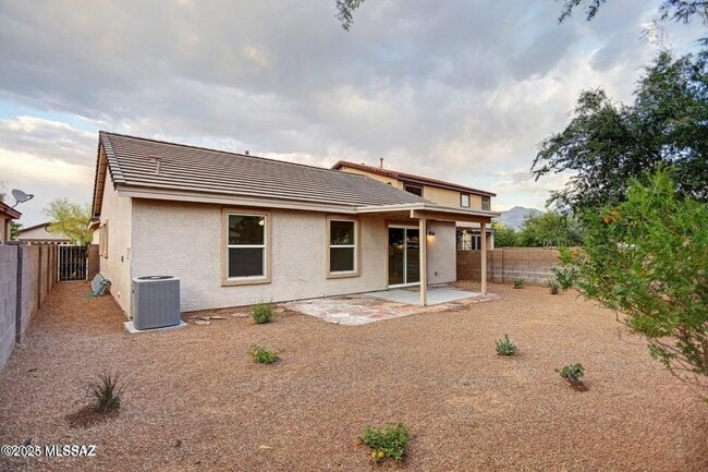 Building Photo - 727 W Buffalo Grass Dr