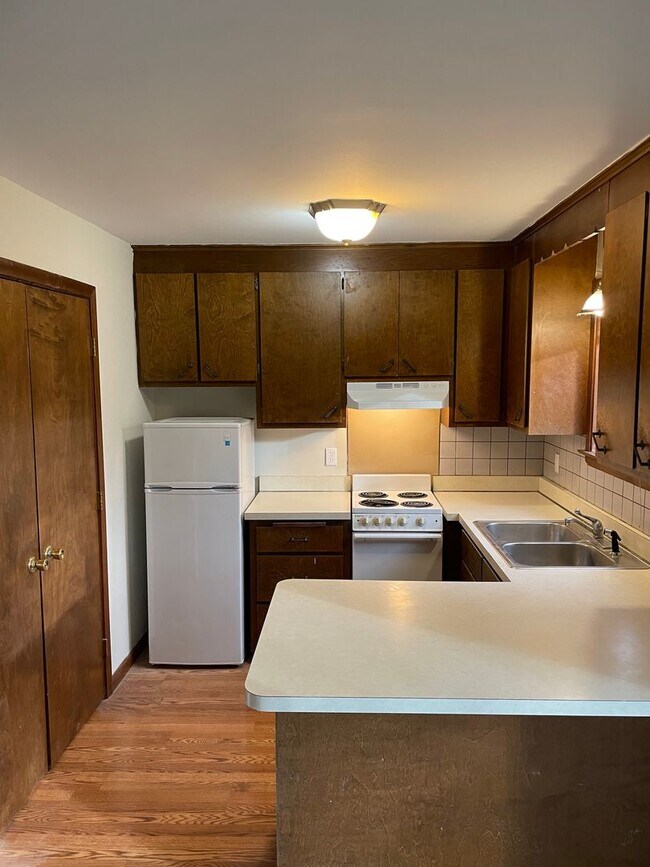 Building Photo - Plainville Woods Condo
