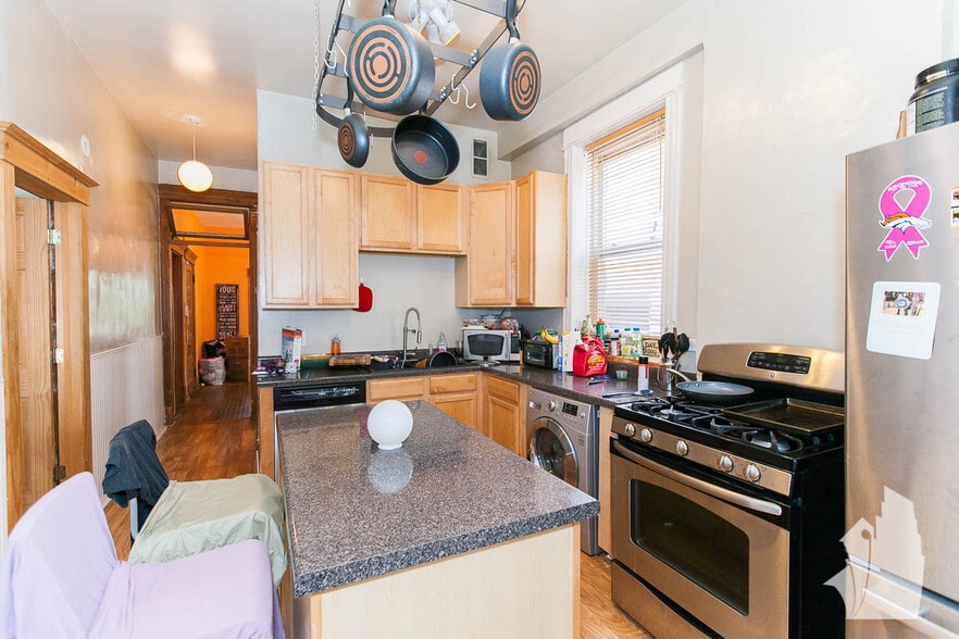 Building Photo - 3336 N Sheffield Ave