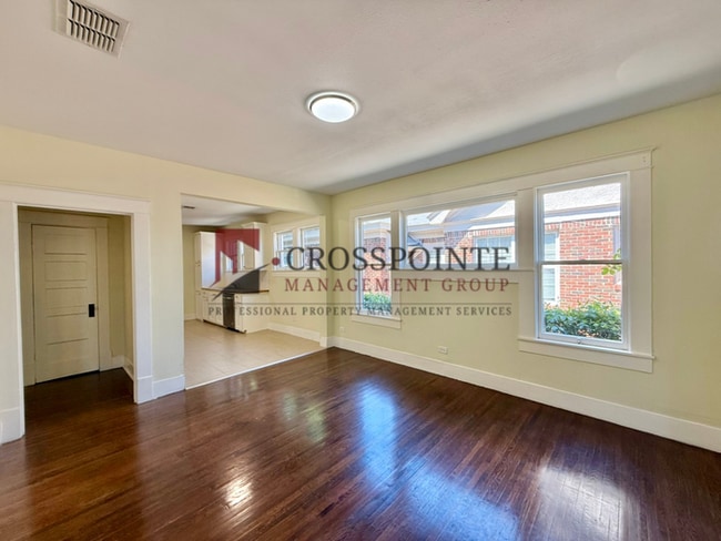 Building Photo - Tour Today! Charming 2 bedroom, 1 Bathroom!