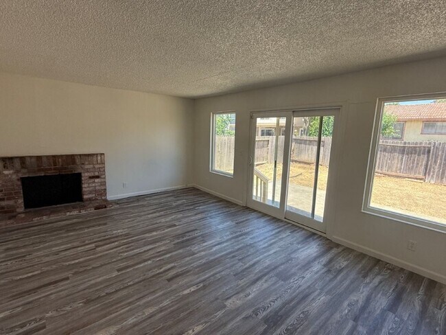 Building Photo - Rare Remodeled 5 Bedroom 2.5 Bath Tri Level in Vacaville