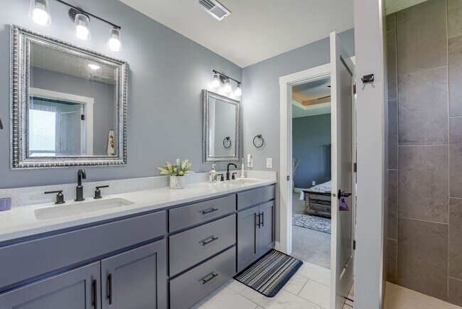 Building Photo - Spacious & Stylish 6-Bedroom Home in North...