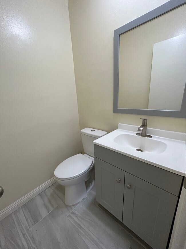 Building Photo - 642 Lemar Park Dr